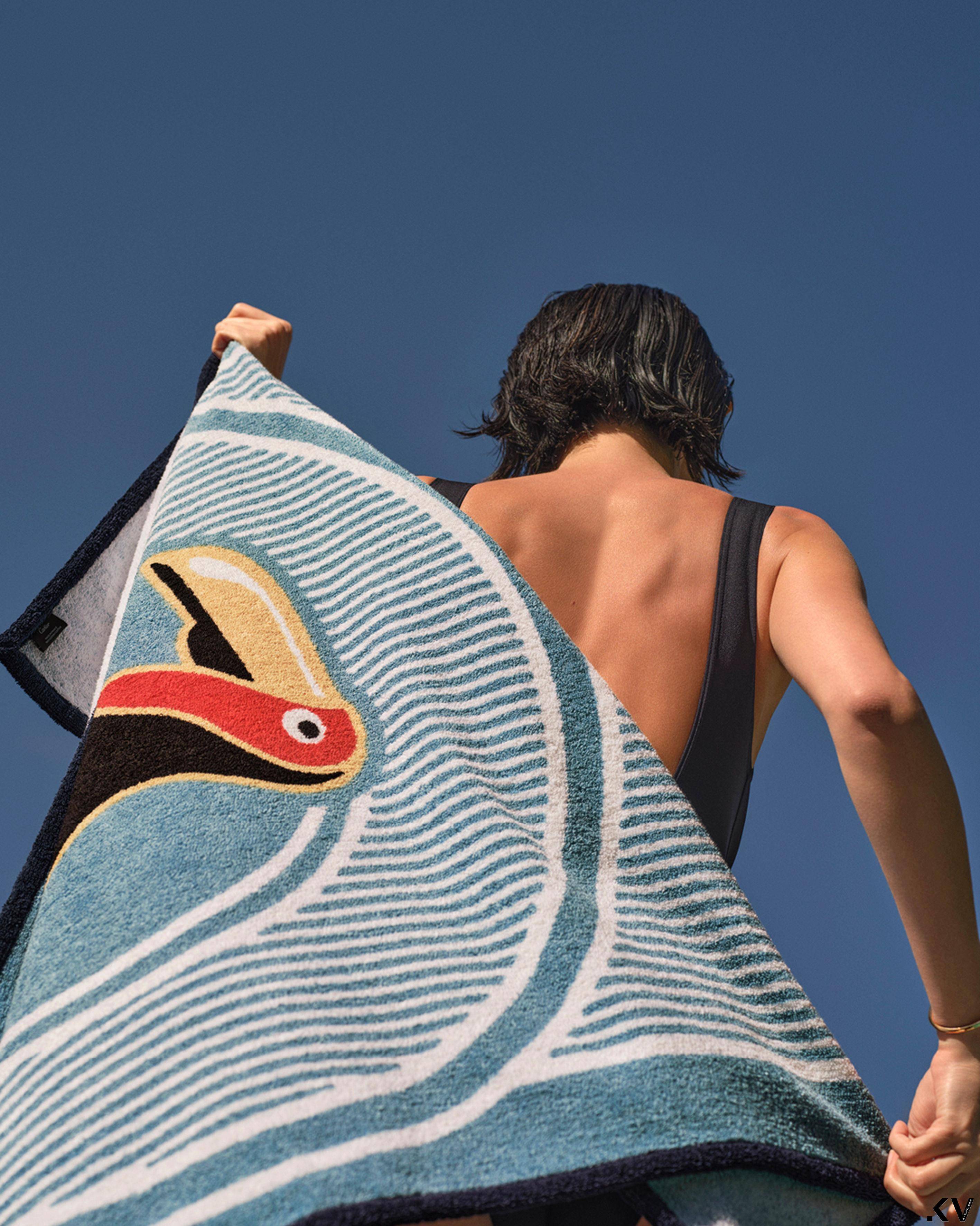 卡地亚巨嘴鸟、美洲豹海滩巾好时髦　连瓷器都洋溢夏日欢乐气息 奢侈品牌 图1张